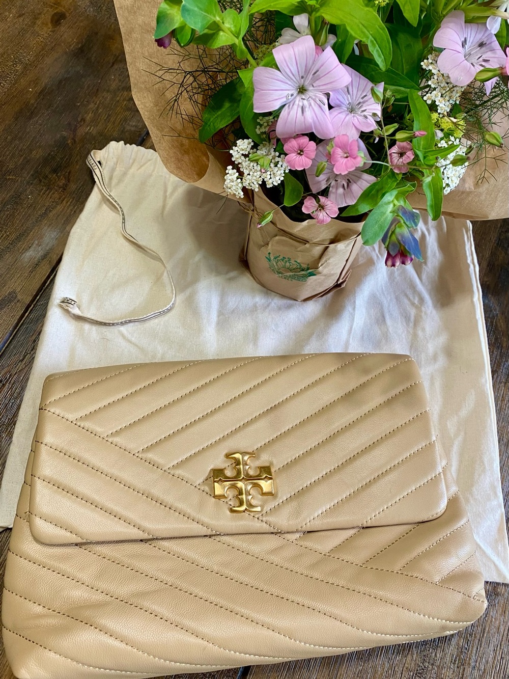 Tory Burch Beige Quilted Leather Shoulder Bag with Gold Chain - Picture 11 of 12